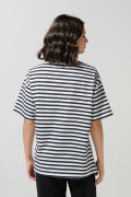 Camiseta crema oversize manga corta a rayas con arte college