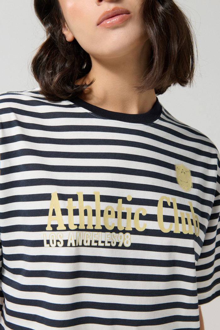 Camiseta crema oversize manga corta a rayas con arte college