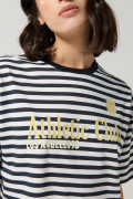 Camiseta crema oversize manga corta a rayas con arte college