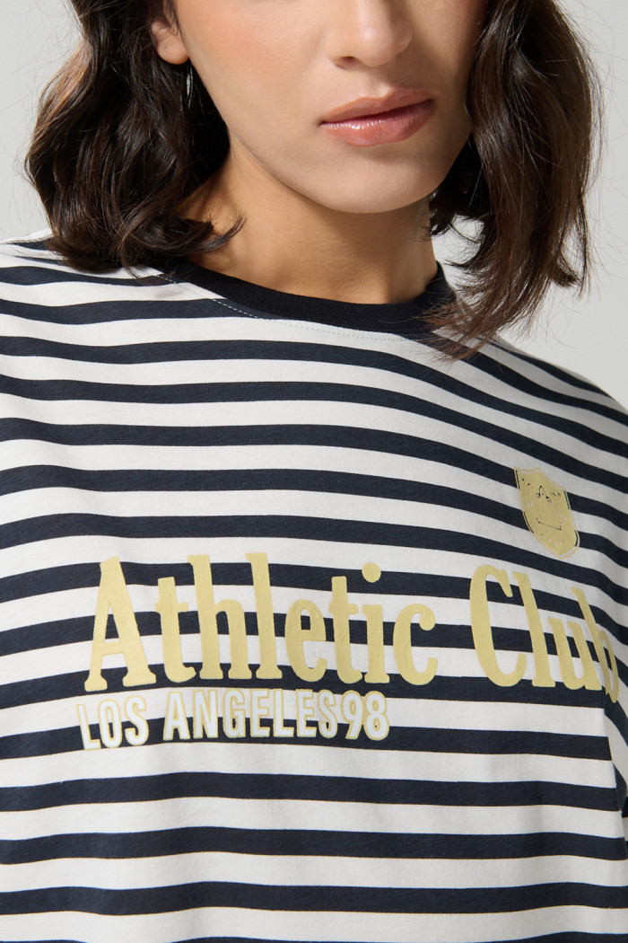 Camiseta crema oversize manga corta a rayas con arte college