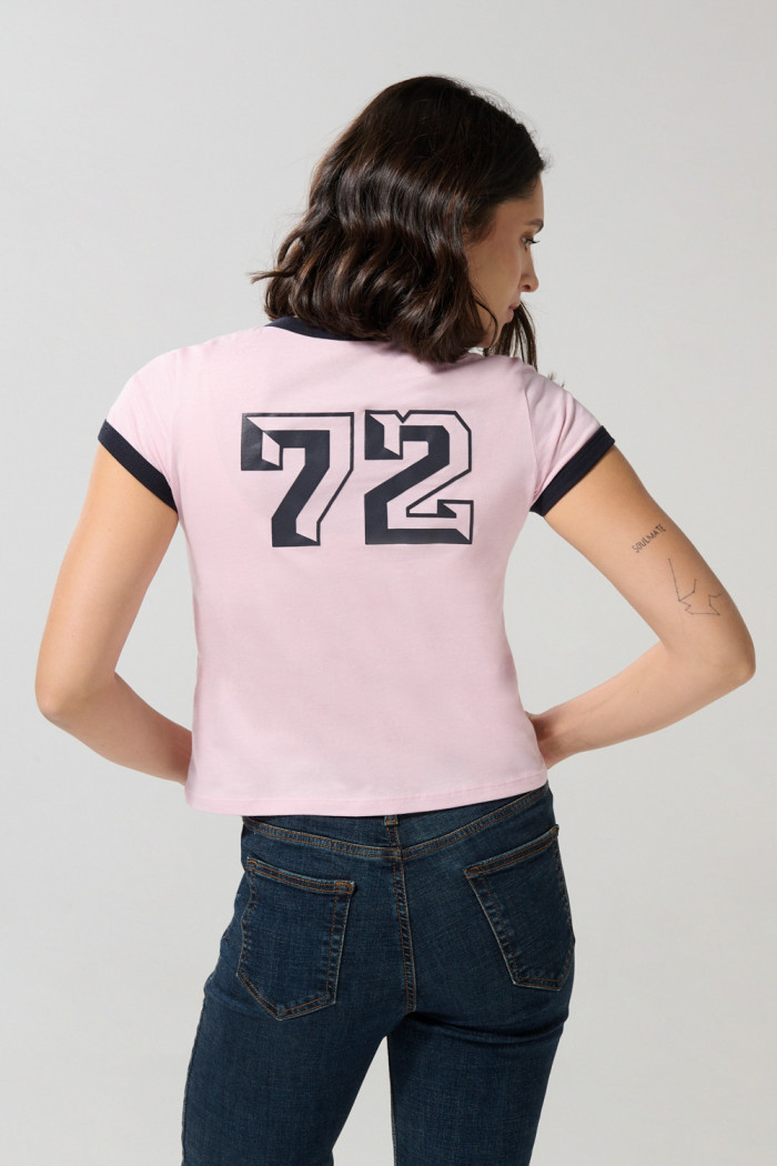 Camiseta manga corta rosada college con contrastes