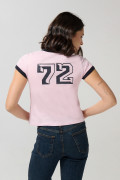 Camiseta manga corta rosada college con contrastes