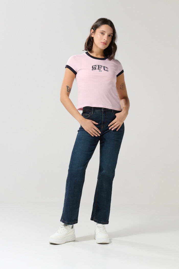 Camiseta manga corta rosada college con contrastes
