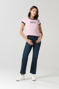 Camiseta manga corta rosada college con contrastes
