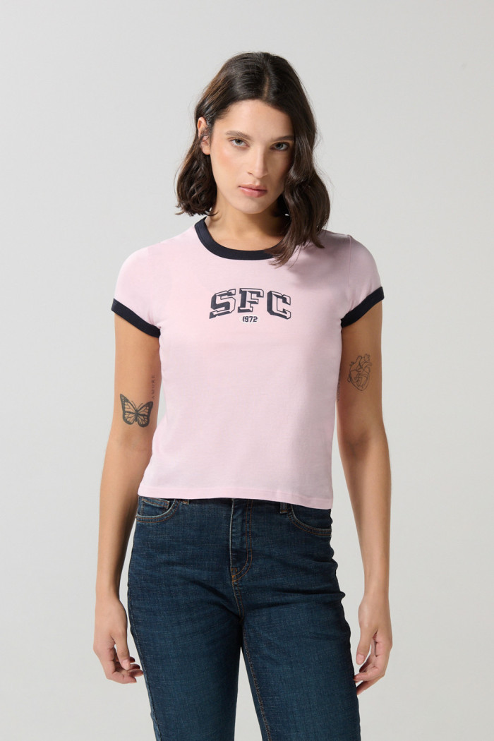Camiseta manga corta rosada college con contrastes