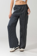 Pantalón negro palazzo con bota ancha, rayas y tiro alto