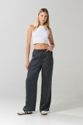 Pantalón negro palazzo con bota ancha, rayas y tiro alto