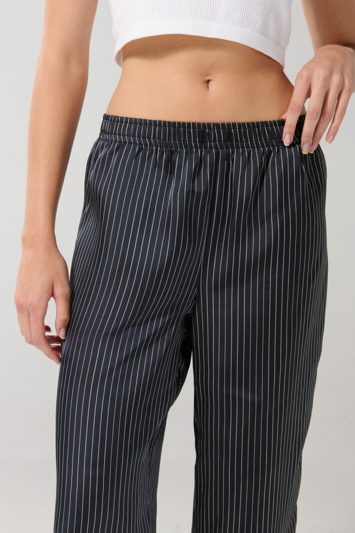 Pantalón negro palazzo con bota ancha, rayas y tiro alto