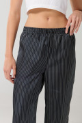 Pantalón negro palazzo con bota ancha, rayas y tiro alto
