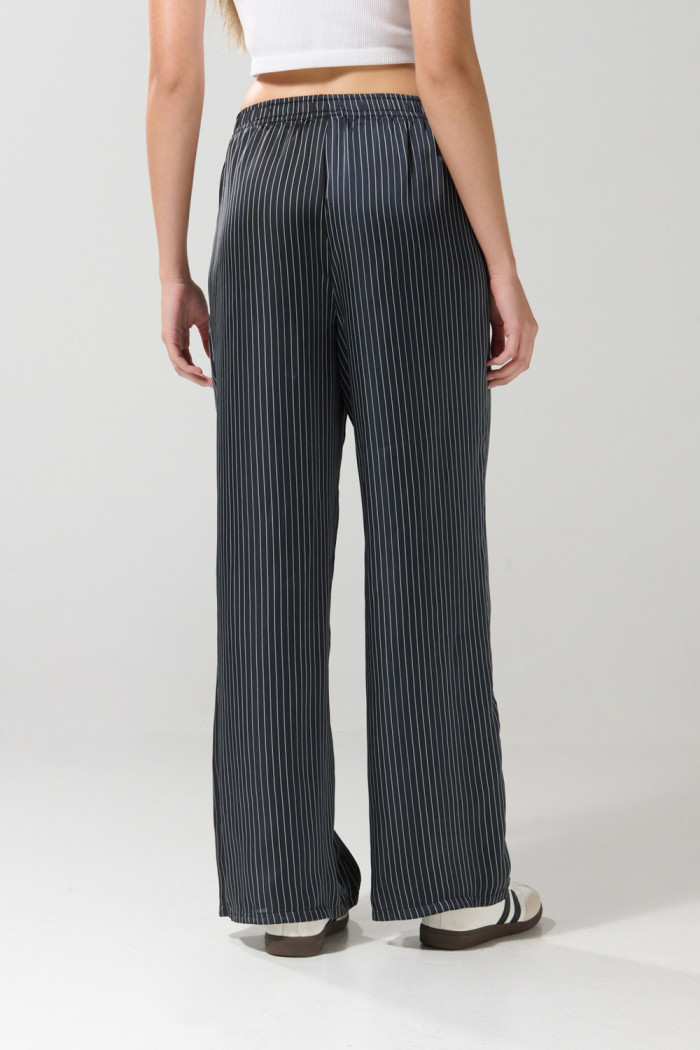 Pantalón negro palazzo con bota ancha, rayas y tiro alto