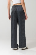 Pantalón negro palazzo con bota ancha, rayas y tiro alto