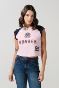Camiseta rosada con manga ranglan corta y arte college