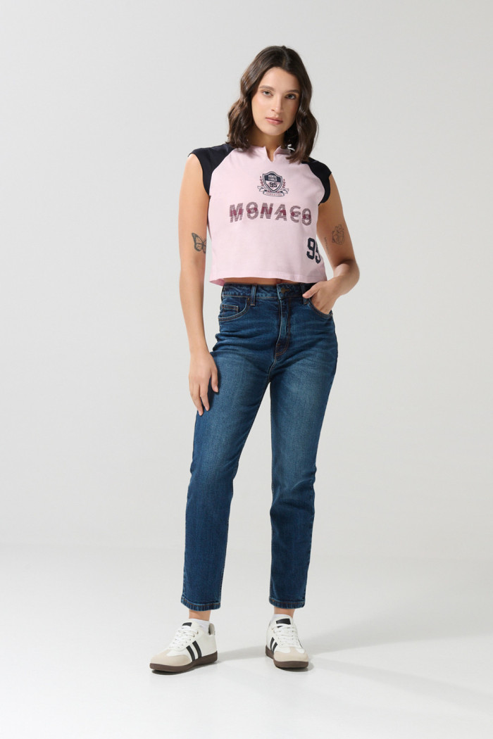 Camiseta rosada con manga ranglan corta y arte college