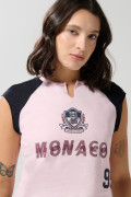 Camiseta rosada con manga ranglan corta y arte college