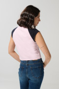 Camiseta rosada con manga ranglan corta y arte college