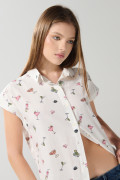 Blusa manga corta crema clara con diseños de cocteles
