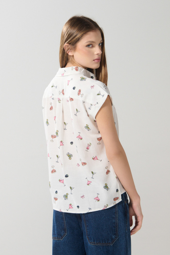 Blusa manga corta crema clara con diseños de cocteles