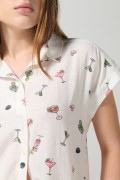 Blusa manga corta crema clara con diseños de cocteles