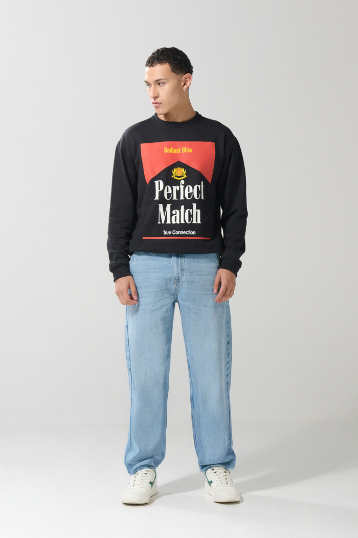 Jean skater azul claro con bota ancha y tiro medio