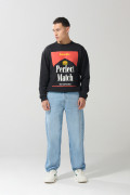 Jean skater azul claro con bota ancha y tiro medio