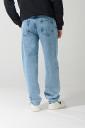 Jean skater azul claro con bota ancha y tiro medio