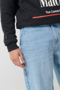 Jean skater azul claro con bota ancha y tiro medio
