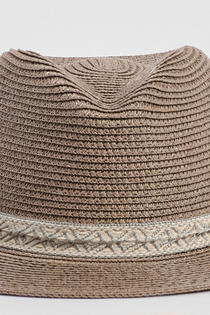 Sombrero Panamá café medio con cinta decorativa en contorno