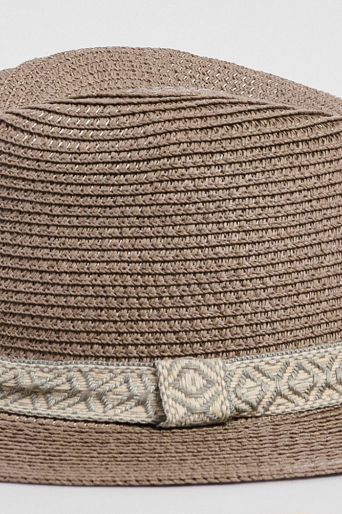 Sombrero Panamá café medio con cinta decorativa en contorno