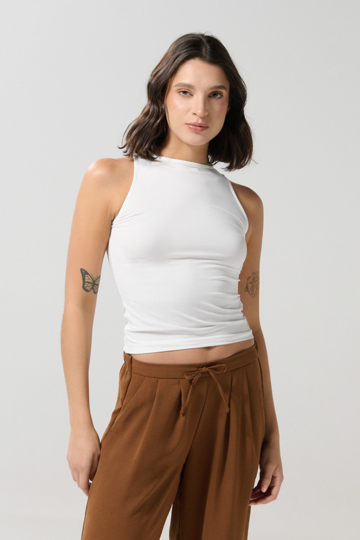 Camiseta cuello redondo crema ajustada con manga sisa