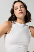 Camiseta cuello redondo crema ajustada con manga sisa