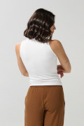 Camiseta cuello redondo crema ajustada con manga sisa