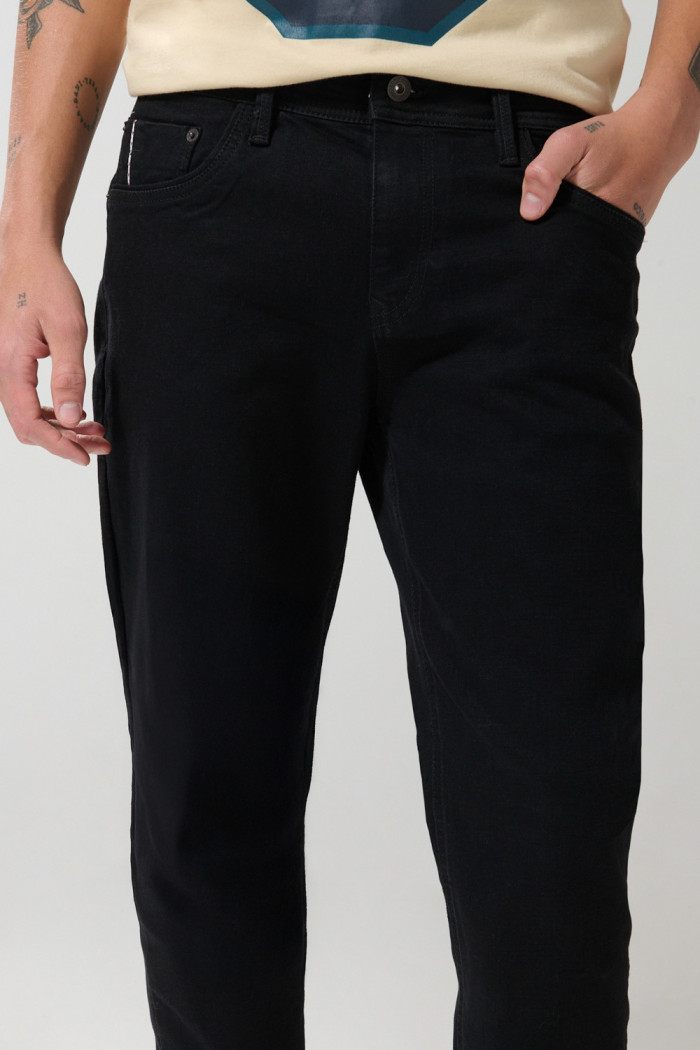 Jean skinny ajustado negro con cremallera y tiro bajo