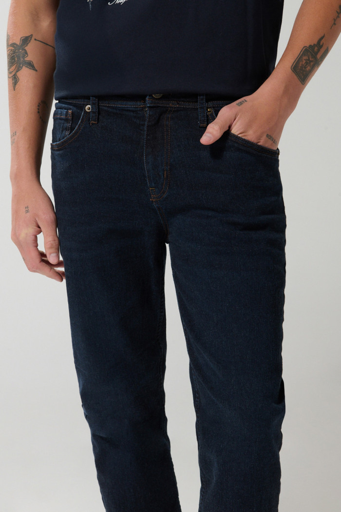 Jean azul intenso slim con cremallera y tiro bajo