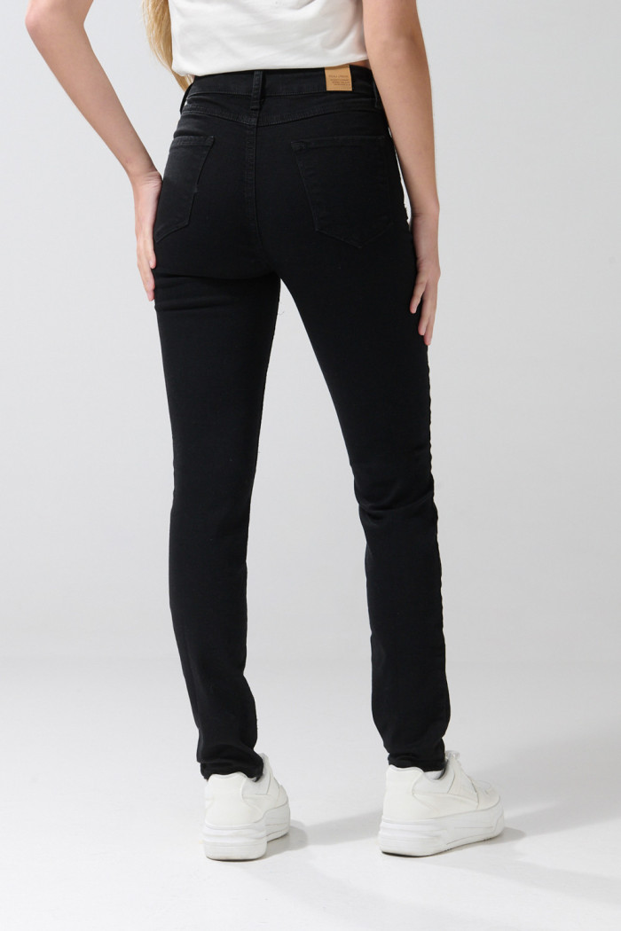 Jean negro tipo jegging con tiro alto y cremallera