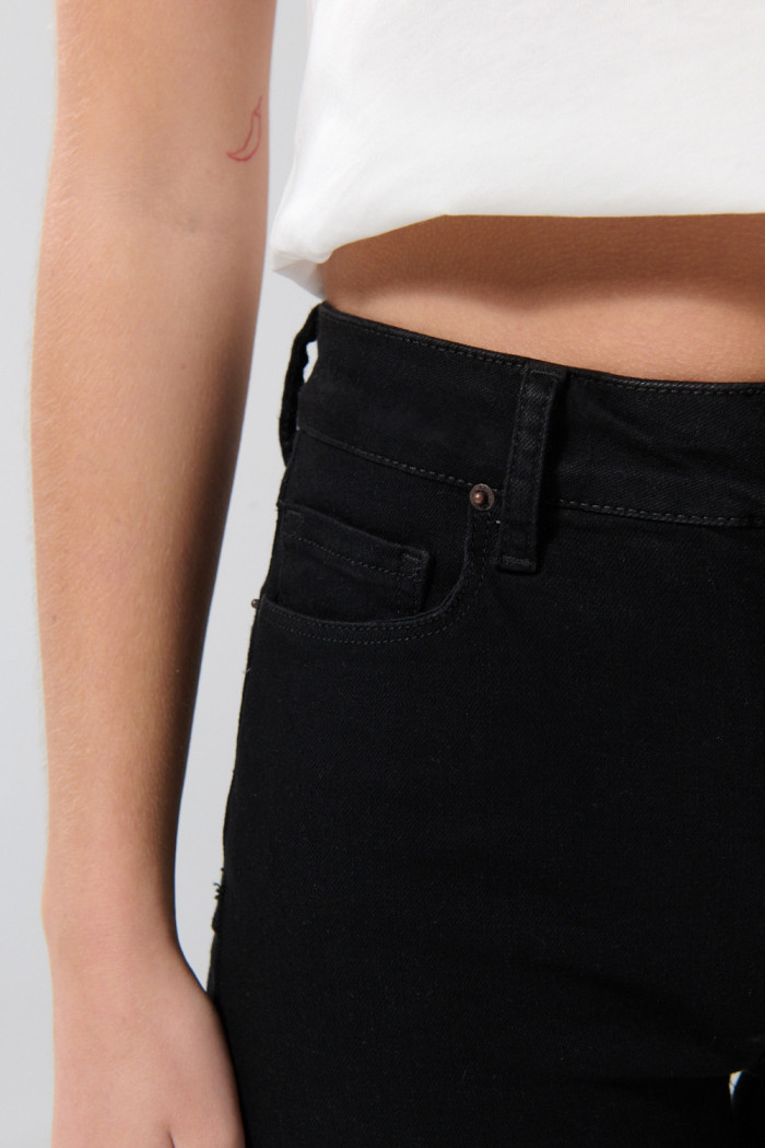 Jean negro tipo jegging con tiro alto y cremallera