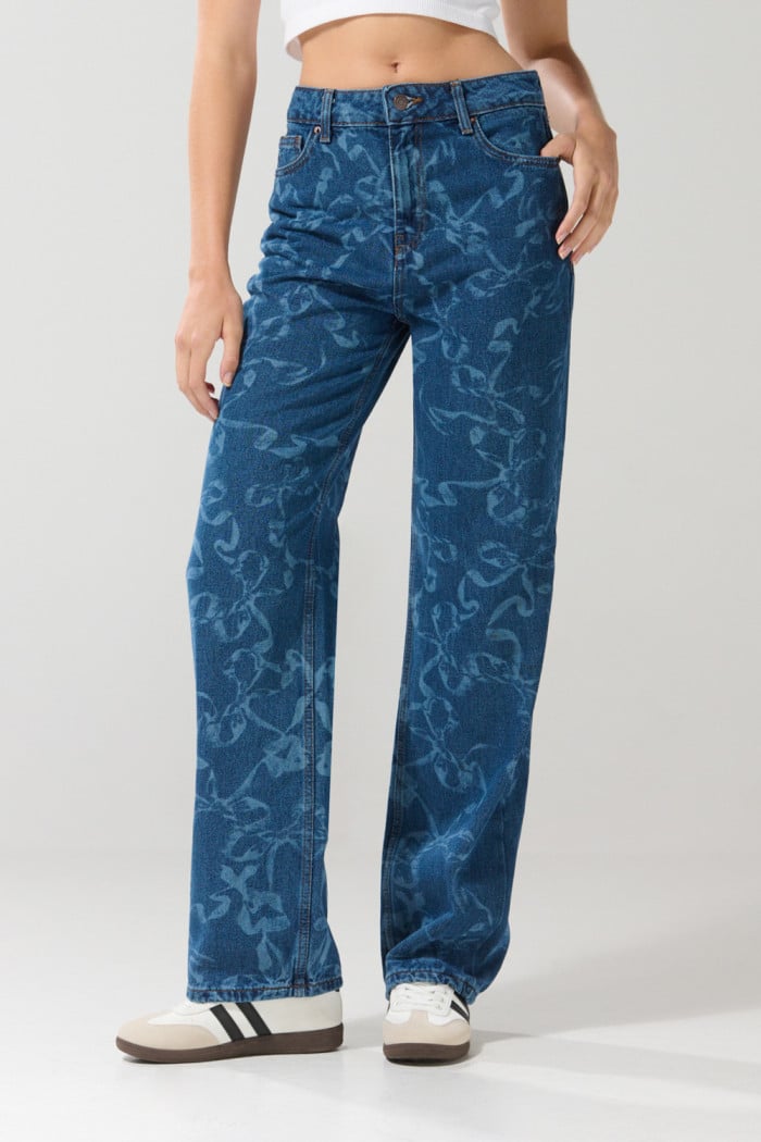 Jean 90´S azul medio con bota recta, tiro alto y diseños