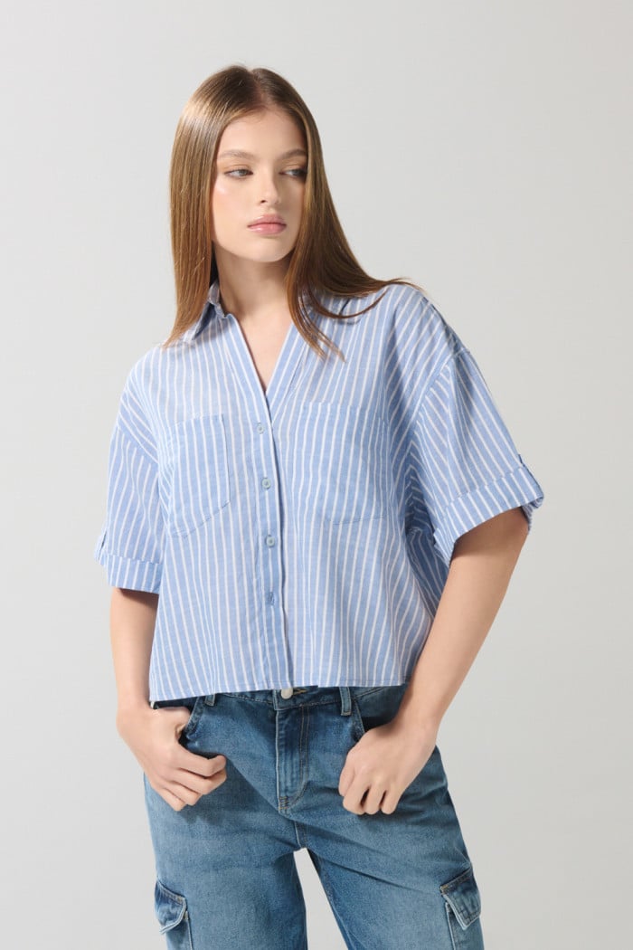 Blusa a rayas unicolor con cuello camisero y manga corta