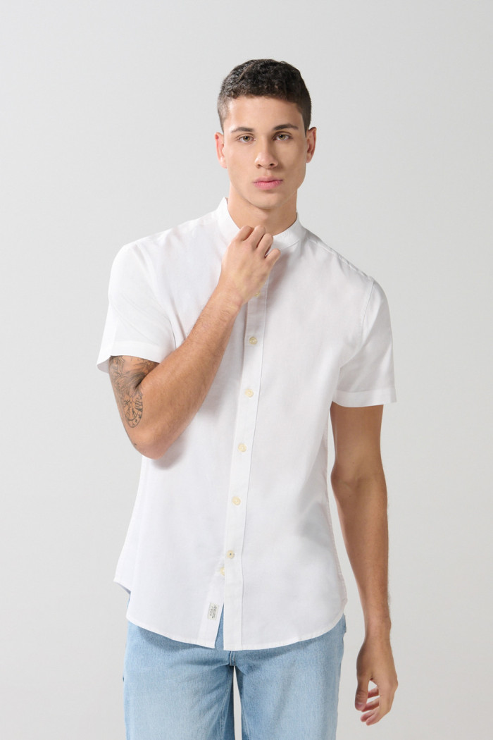 Camisa cuello nerú unicolor con botones en frente