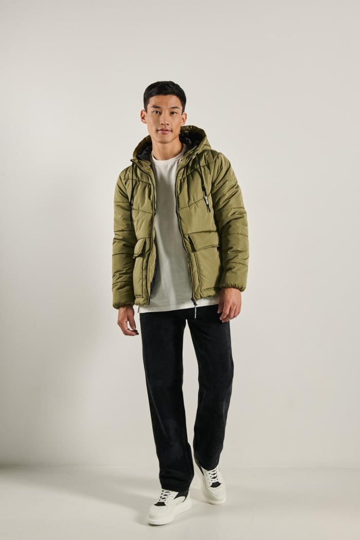 Chaqueta acolchada unicolor con capota y bolsillos con tapa