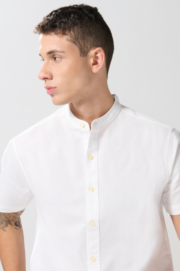 Camisa cuello nerú unicolor con botones en frente