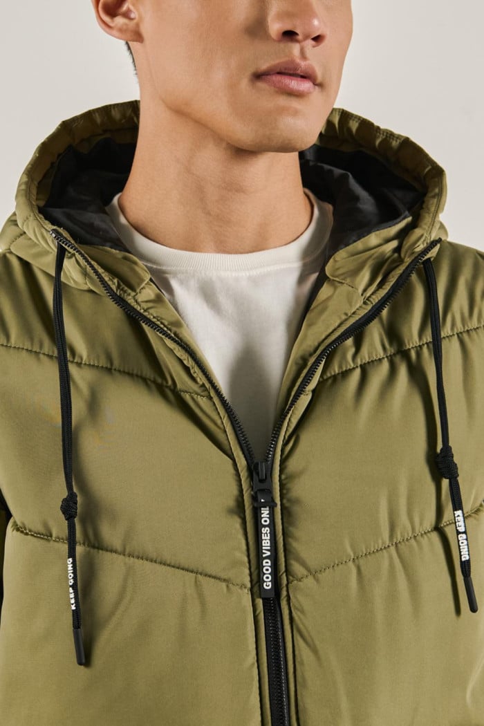 Chaqueta acolchada unicolor con capota y bolsillos con tapa
