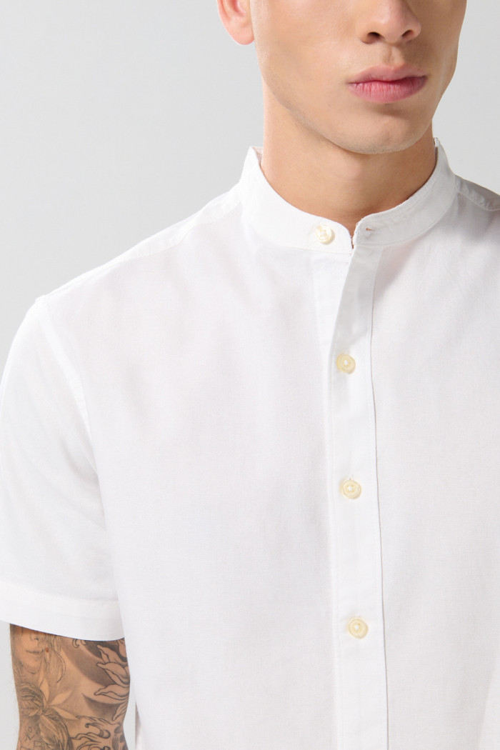 Camisa cuello nerú unicolor con botones en frente