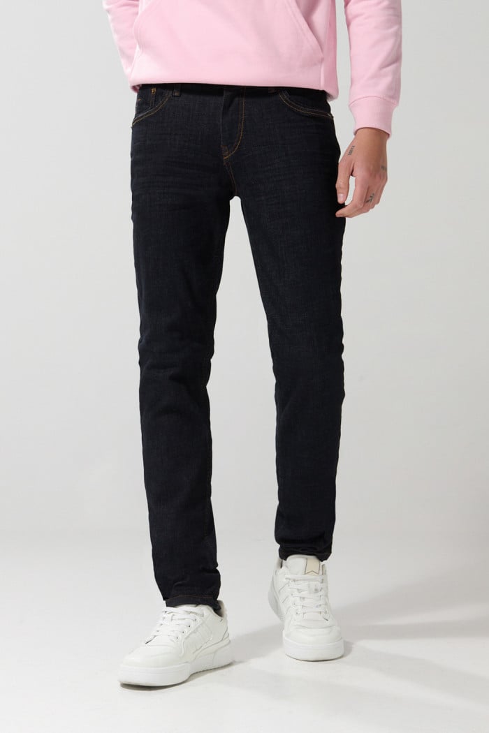 Jean ajustado tipo skinny azul intenso con tiro bajo