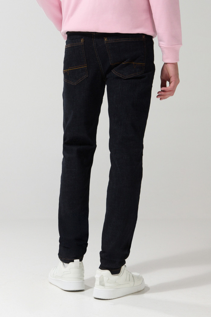 Jean ajustado tipo skinny azul intenso con tiro bajo