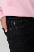 Jean ajustado tipo skinny azul intenso con tiro bajo