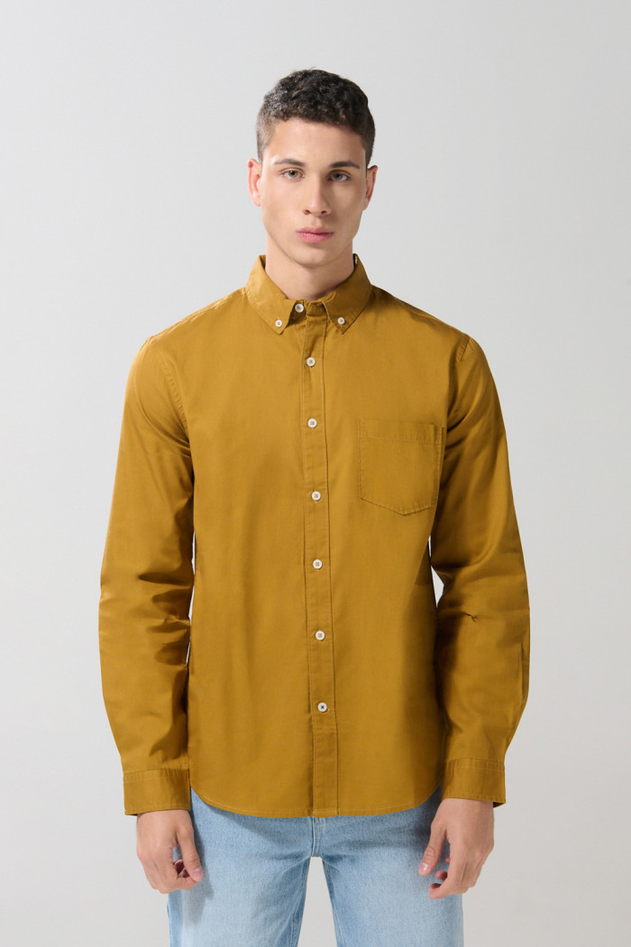 Camisa unicolor cuello button down en algodón con bolsillo