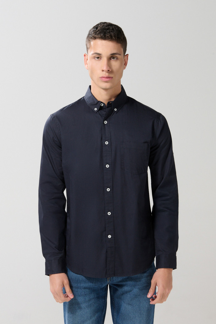 Camisa unicolor cuello button down en algodón con bolsillo