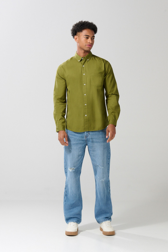 Camisa unicolor cuello button down en algodón con bolsillo
