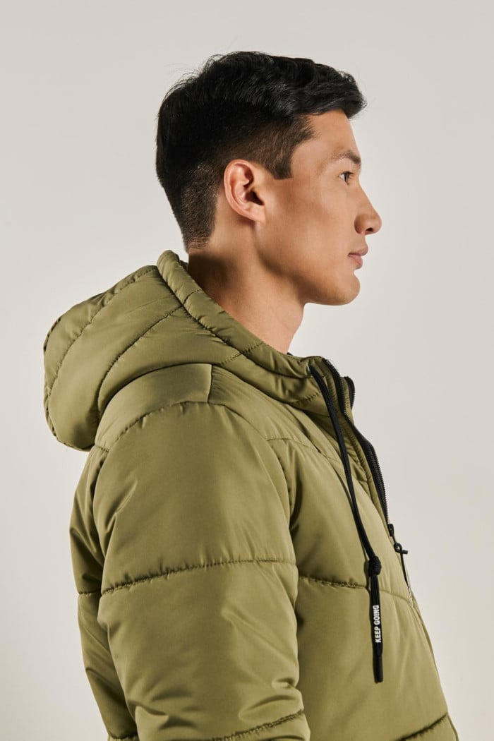Chaqueta acolchada unicolor con capota y bolsillos con tapa