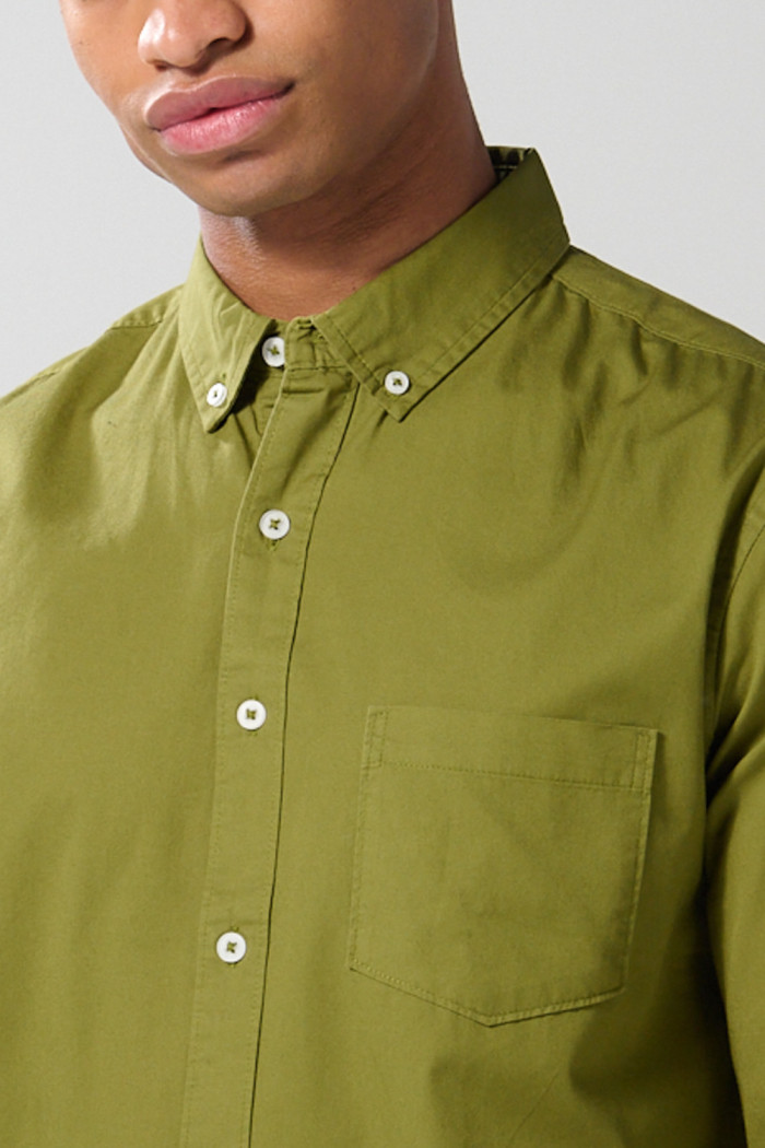 Camisa unicolor cuello button down en algodón con bolsillo